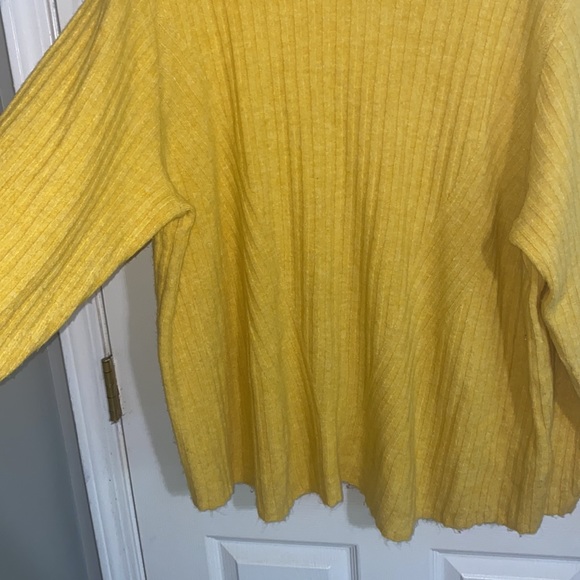 Mustard yellow sweater - Picture 2 of 3